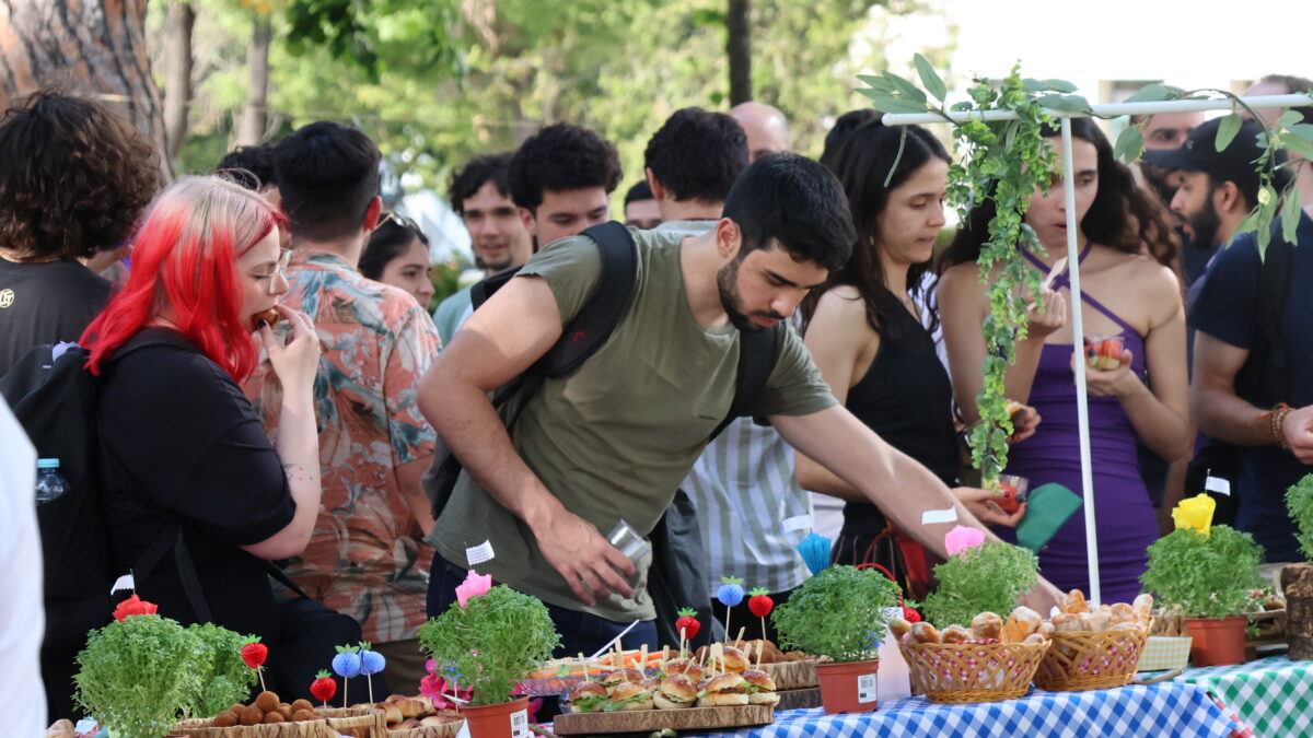 Some students grabbing food